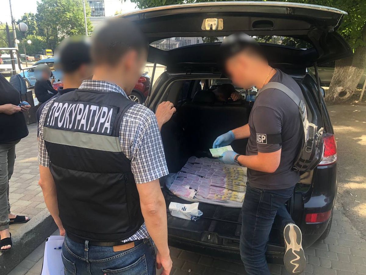 Начальник слідчого відділення поліції вимагав в буковинки 40 тис. євро за закриття провадження