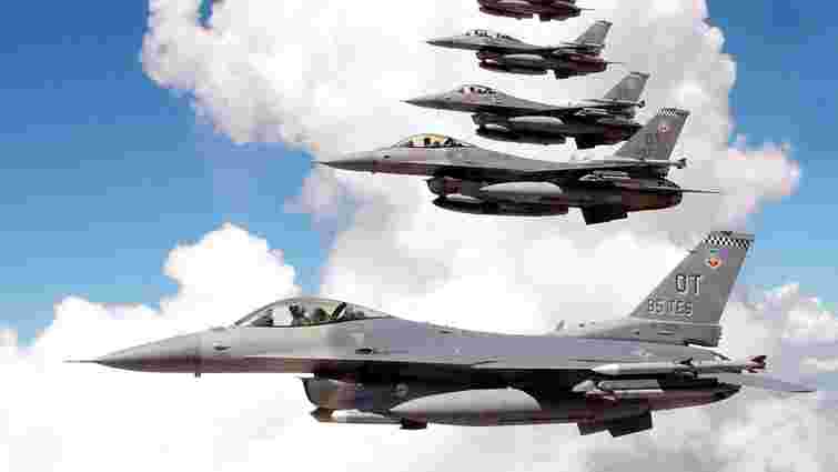 Захід досі не узгодив план підготовки українських пілотів на F-16, – Politico