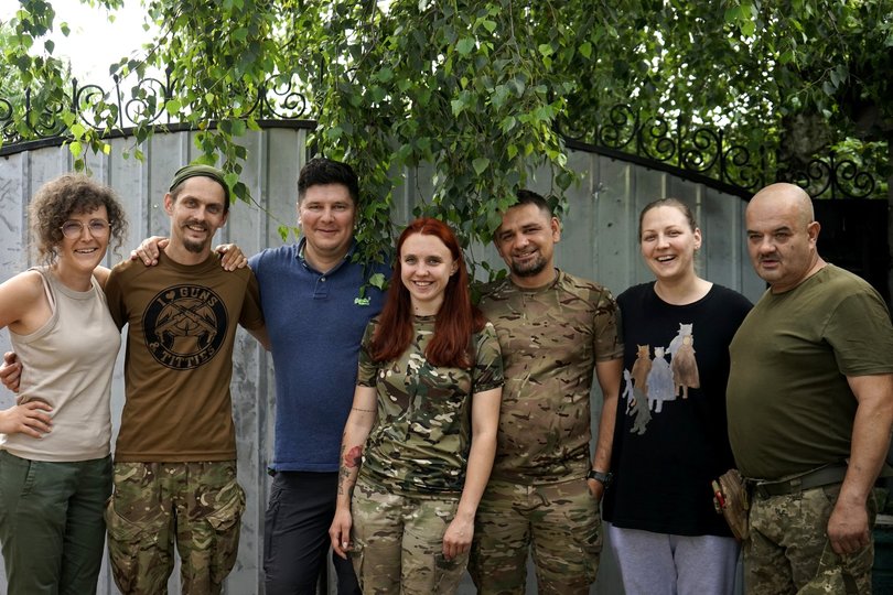 Анна Кудзя (перша зліва), Максим Таранов (другий зліва) та команда волонтерів Ukraina Pomagamy