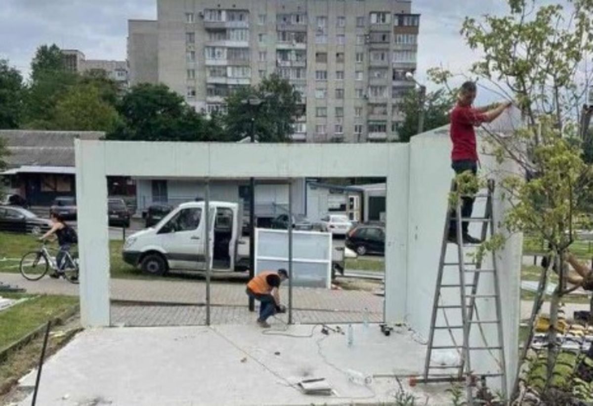 На вул. Миколайчука у Львові почали демонтаж МАФів для реконструкції вулиці