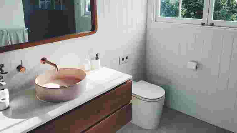 Як заховати водопровідні труби у ванній: найкращі рішення