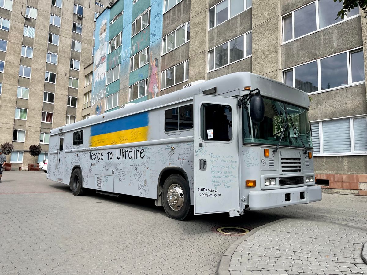 Львівська лікарня отримала від благодійників США спеціальний автобус для забору крові