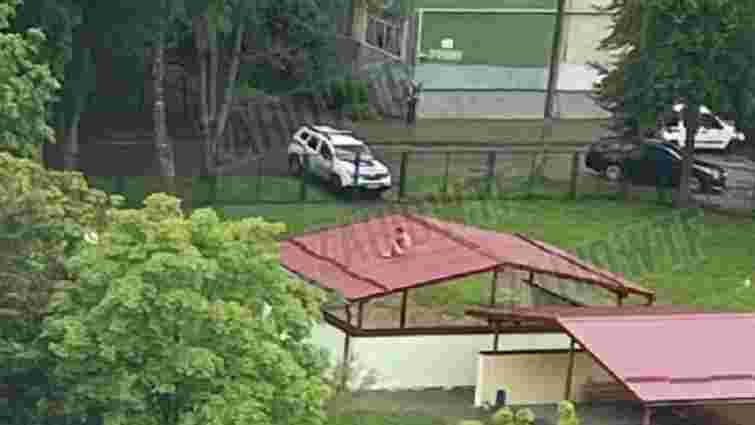 Поліція зняла голого львів'янина з даху альтанки у дитячому садку