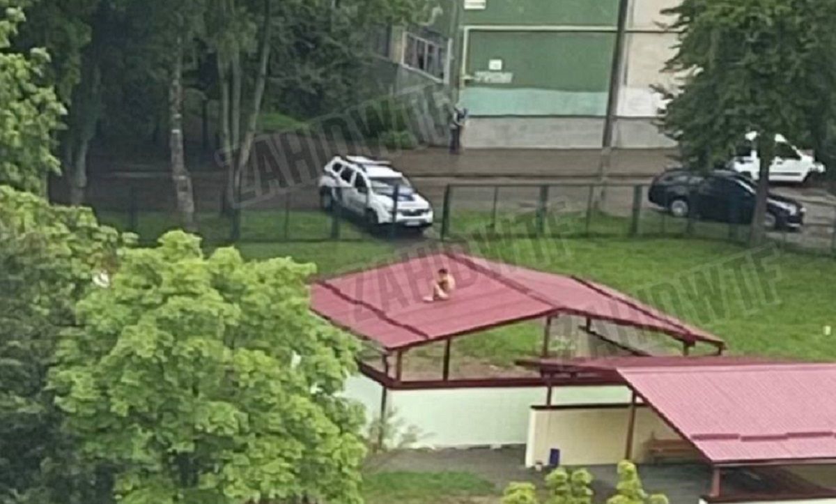 Поліція зняла голого львів'янина з даху альтанки у дитячому садку