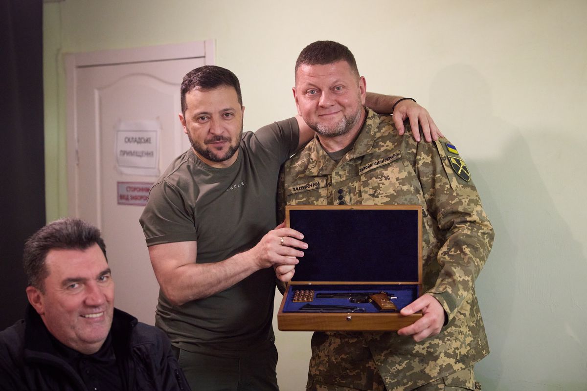 Президент нагородив Валерія Залужного іменною зброєю