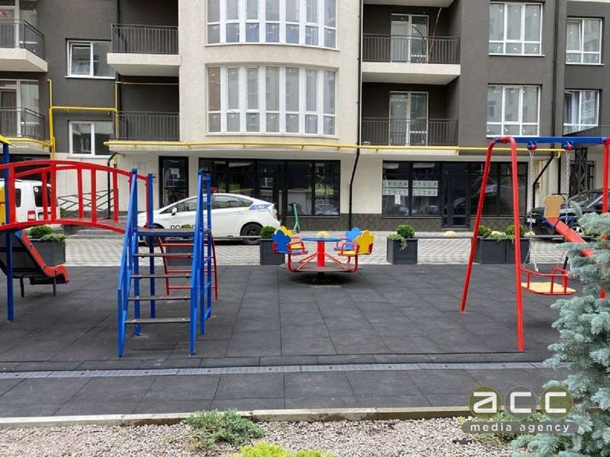 У Чернівцях з 7 поверху випав чоловік під час ремонту у квартирі
