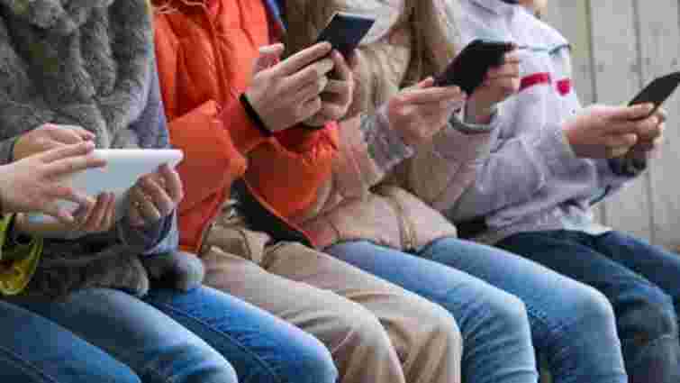 Львівським учням заборонять користуватися мобільними телефонами в школах