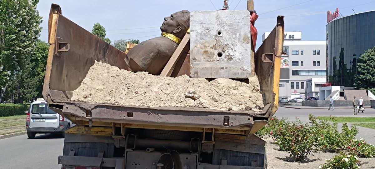 З центру Кам’янського на Дніпропетровщині прибрали бюст Брежнєва