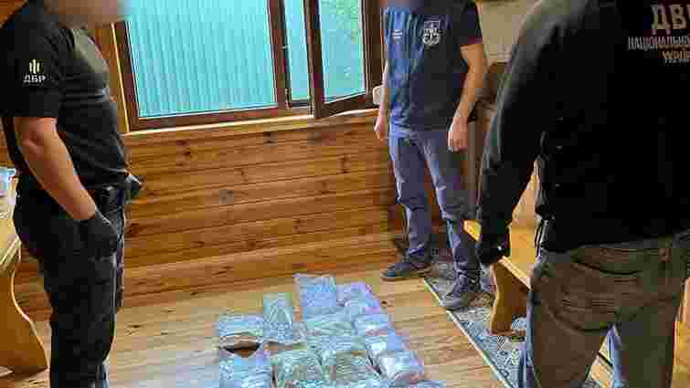 Правоохоронці припинили діяльність наркосиндикату на території України