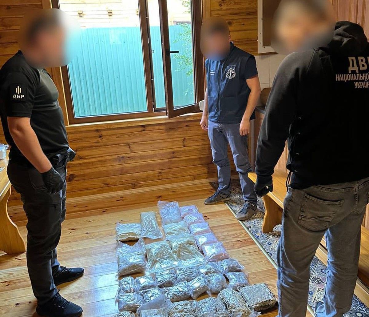 Правоохоронці припинили діяльність наркосиндикату на території України