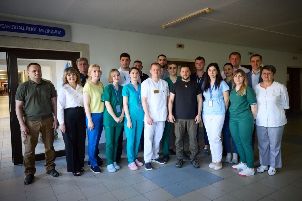 Зеленський в Івано-Франківську відвідав і нагородив поранених військових