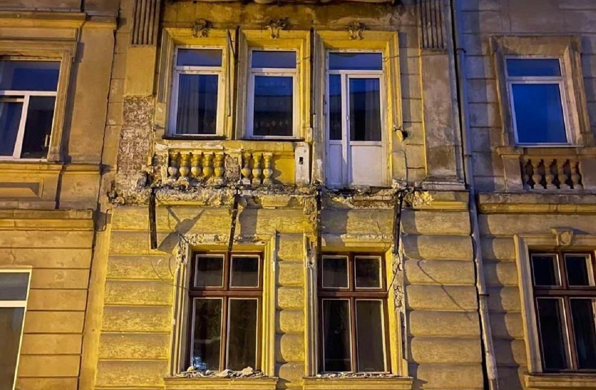 Уночі у центрі Львова повністю обвалився балкон