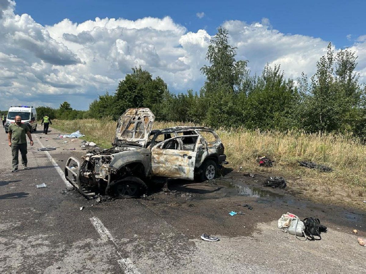 На Рівненщині перекинувся і загорівся автомобіль, троє загиблих