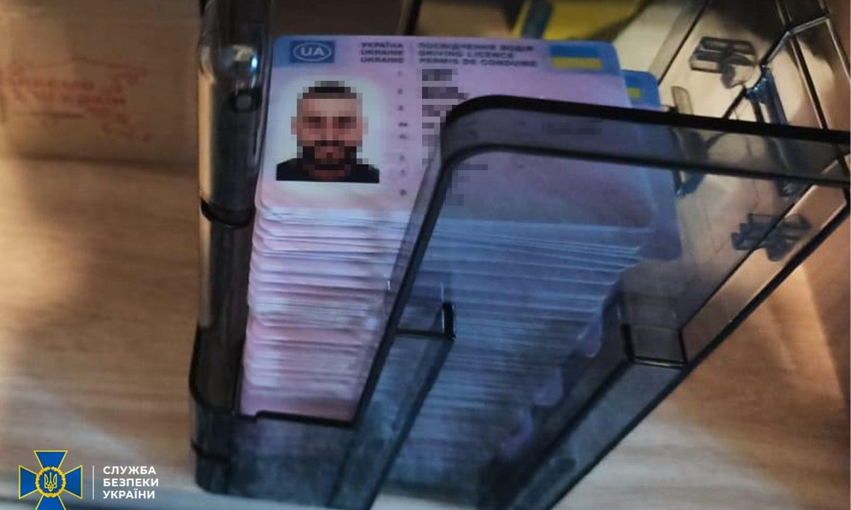 СБУ викрила масштабну схему з легалізації іноземців в Україні та ЄС