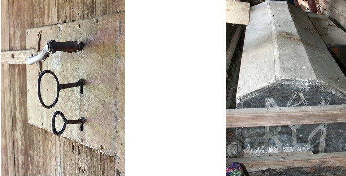 Автентичний церковний замок і кенотаф – порожнє поховання