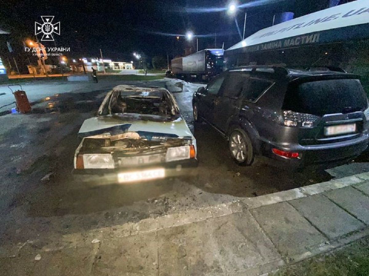 Уночі у Львові повністю згорів автомобіль ВАЗ-21099