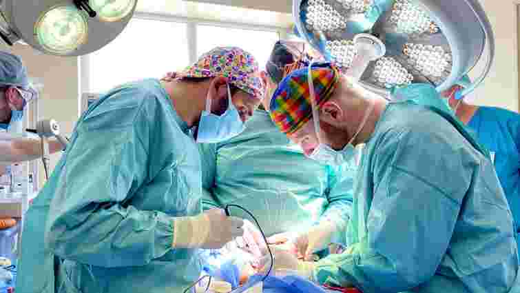 Чеські хірурги у Львові оперують пацієнтів зі складними воєнними травмами
