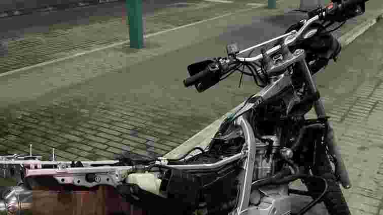 На Закарпатті івано-франківець намагався провезти схований в гуманітарку мотоцикл BMW