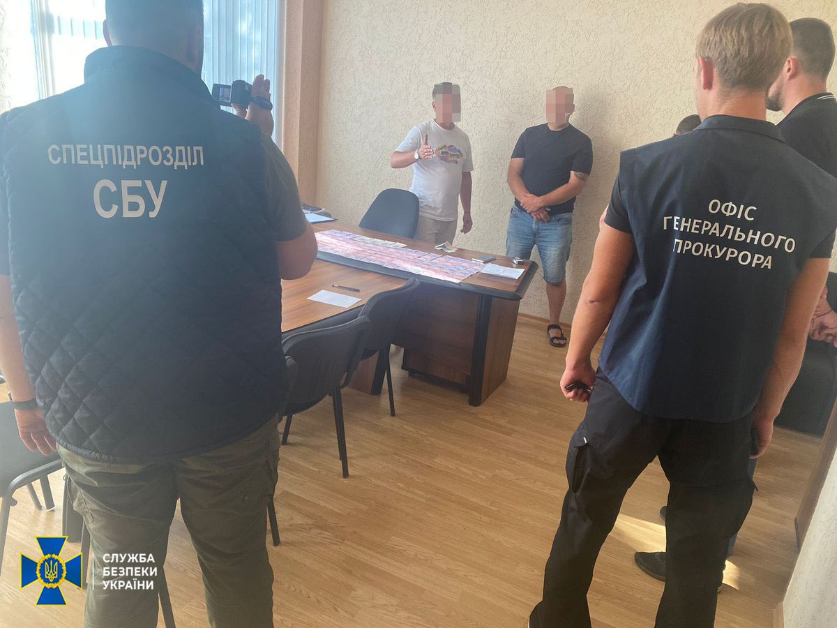 Митника з Хмельниччини викрили на вимаганні хабарів за оформлення авто