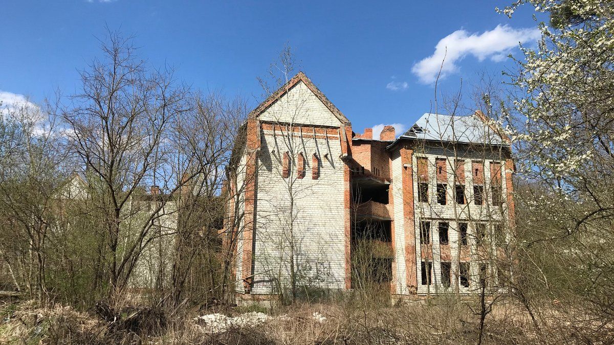 Суд скасував арешт на майже 3,5 га землі і недобудовану школу в Брюховичах