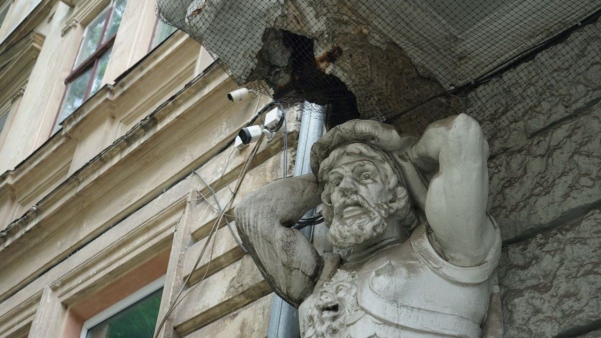 У Львові почали реставрацію двох балконів з атлантами за 645 тис. грн