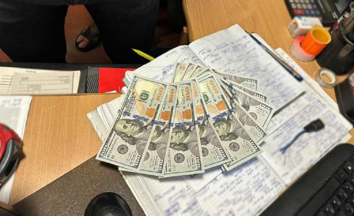 На Львівщині на хабарі 1 тис. доларів затримали поліцейського