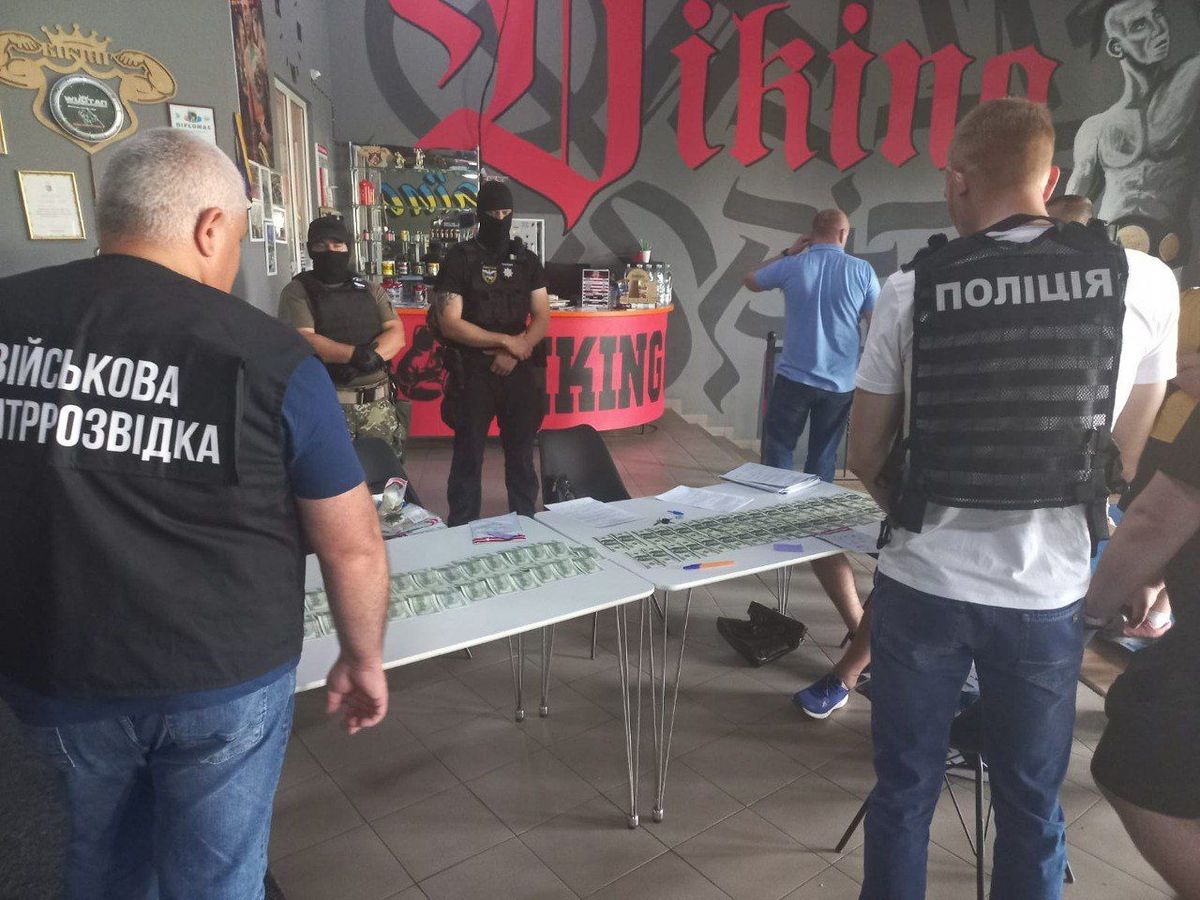 Працівник Тернопільського військкомату та чотири спільники організували бізнес на ухилянтах