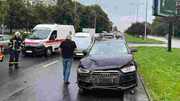 У Львові рятувальники вивільнили 71-річну водійку з деформованого після ДТП авто