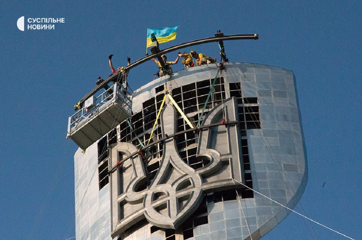На щиті «Батьківщини-Матері» в Києві встановили тризуб