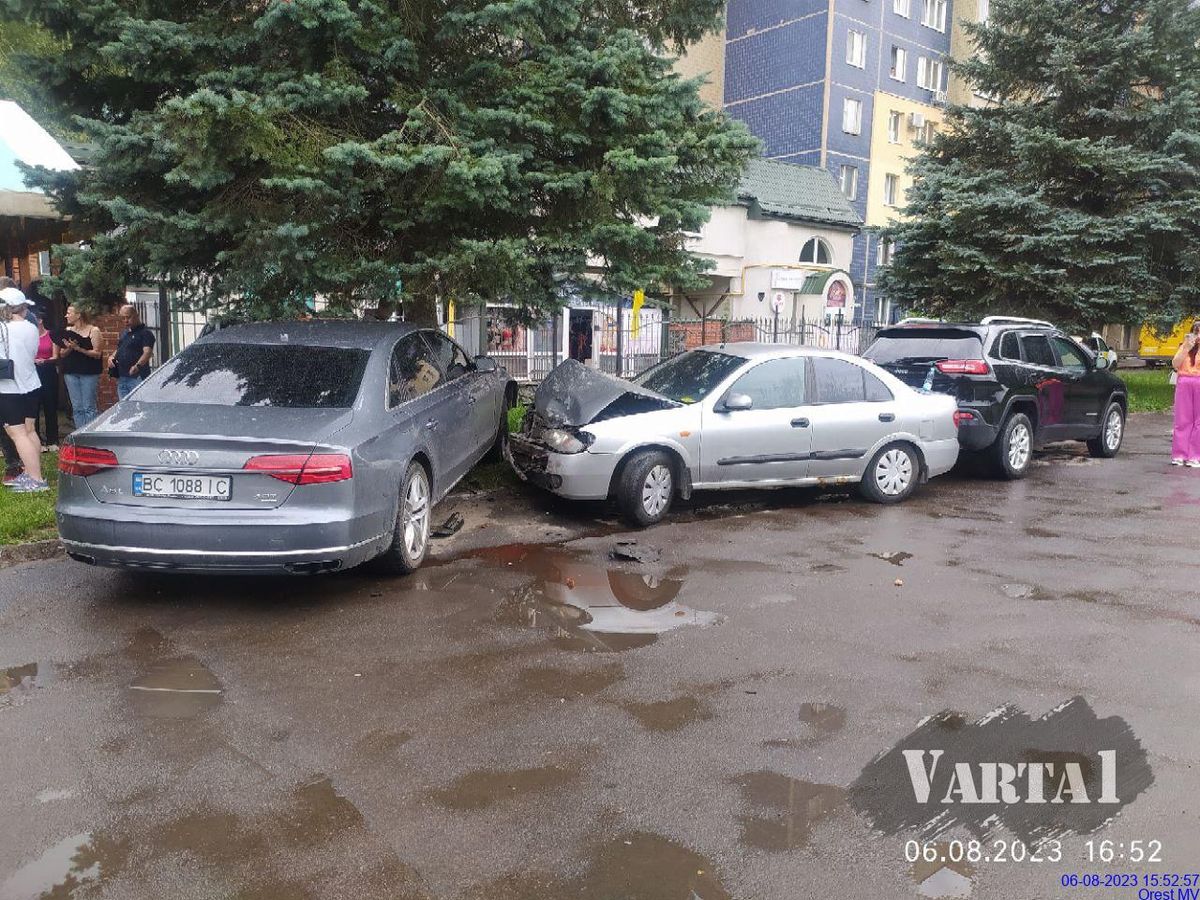 У Львові п'яна водійка на Audi розбила три  припарковані автомобілі