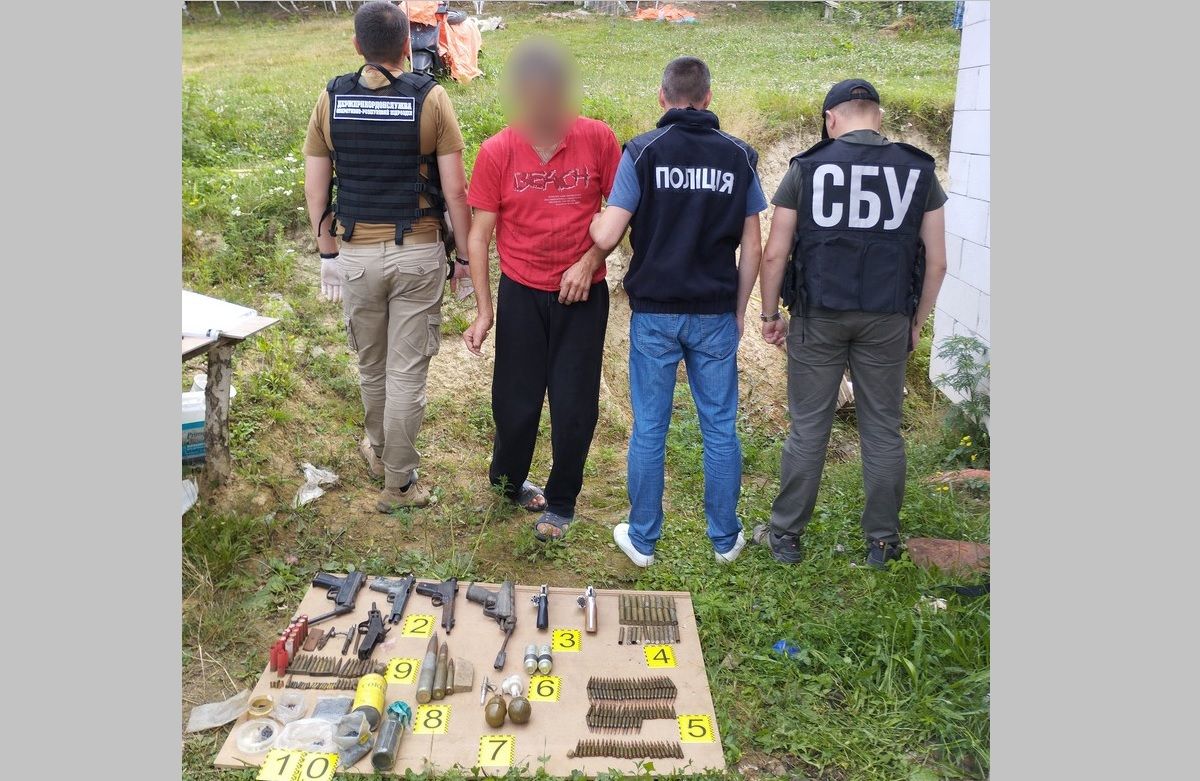 Мешканці Закарпатської та Львівської областей торгували зброєю із зони бойових дій