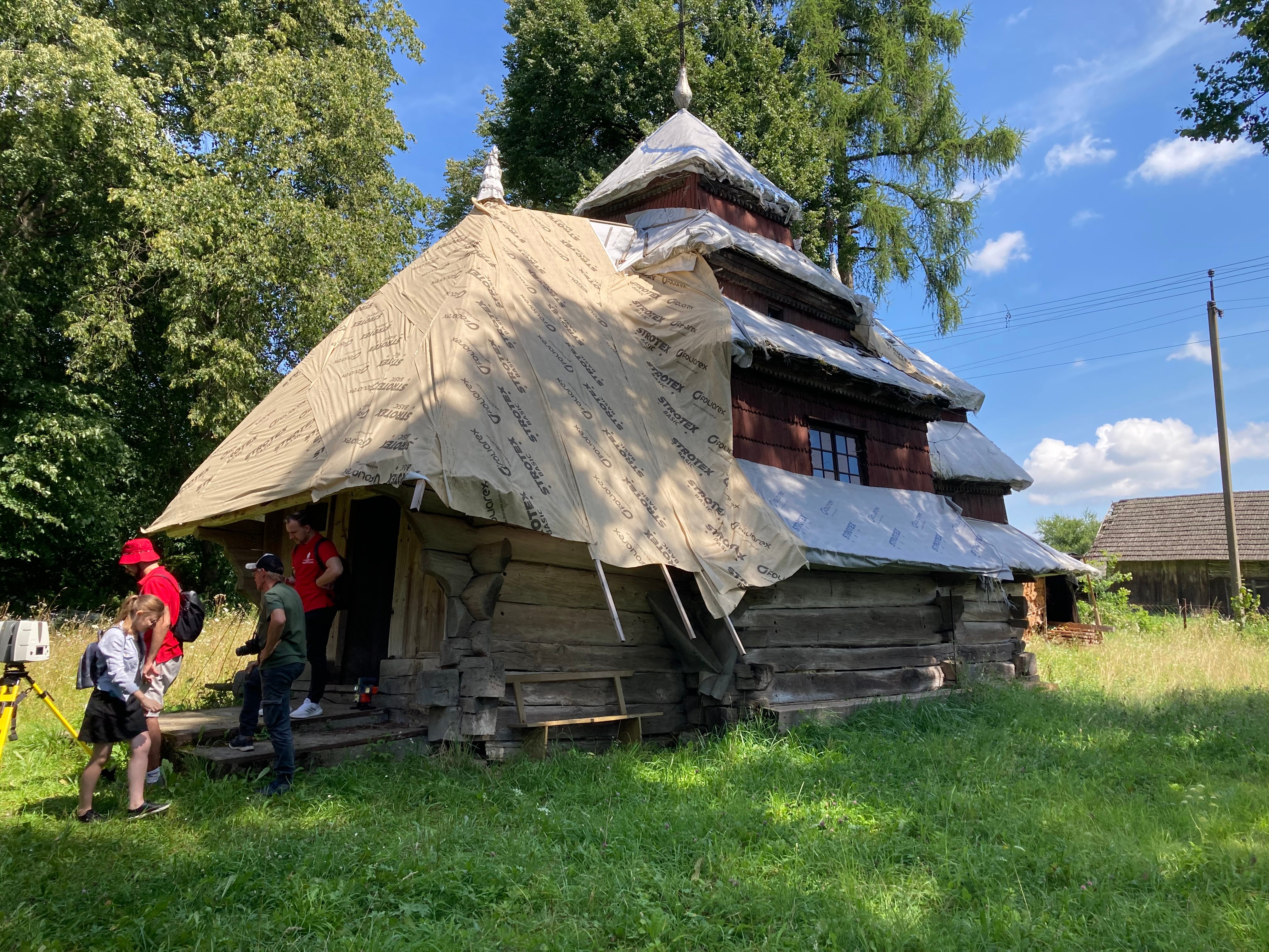 Церква покрита спеціальною плівкою проти замокання