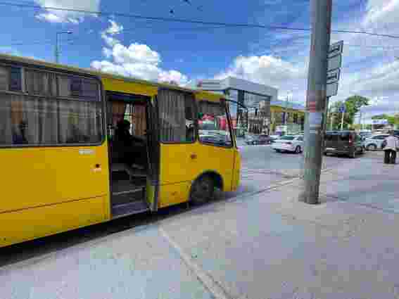 У Тернополі з маршрутки випала 31-річна жінка
