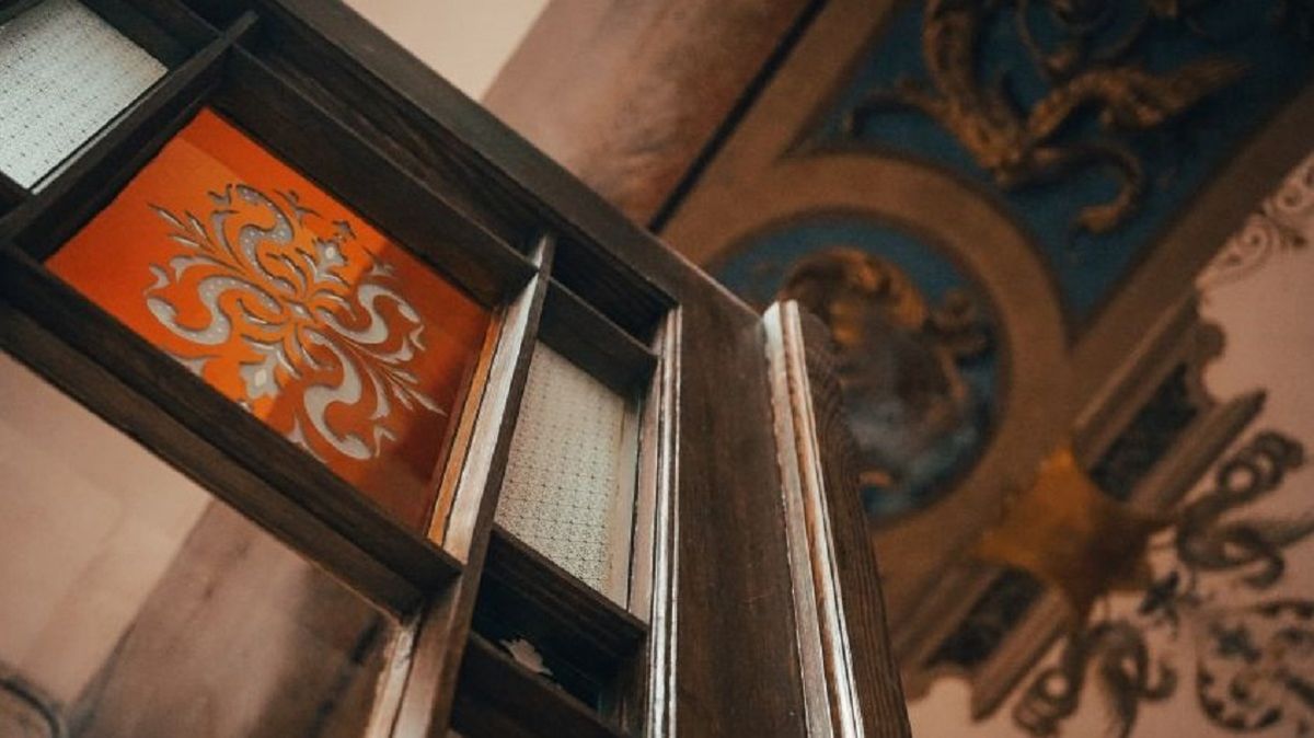 На брамах історичних будинків у Львові відреставрували різьбу та вітражі