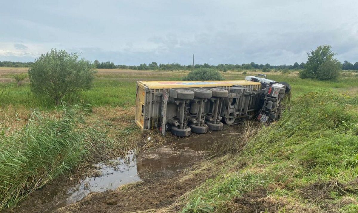 Водій легковика влетів у вантажівку на Львівщині та потрапив у лікарню