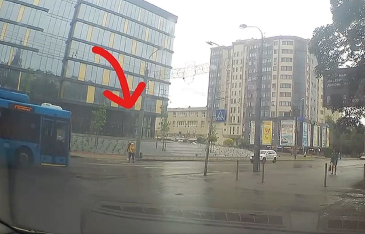 У Рівному оштрафували водія тролейбуса, який не пропустив жінку на переході