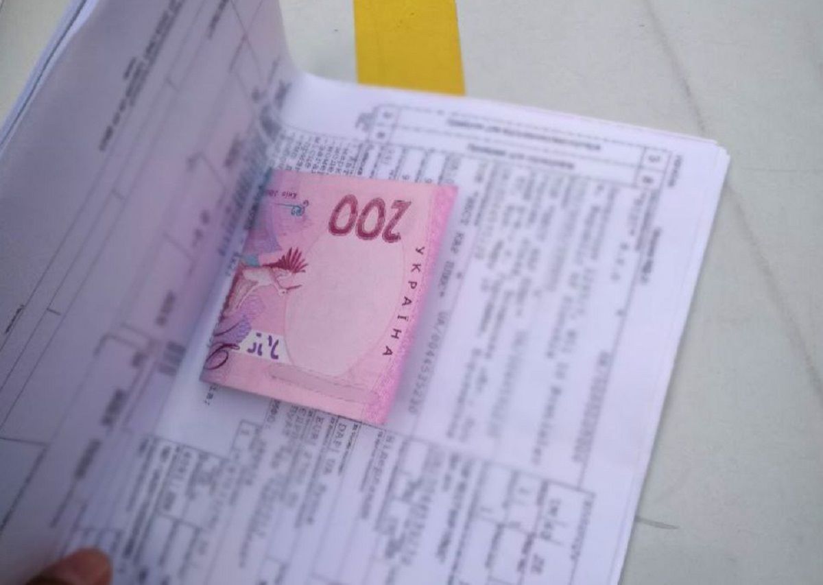 Зупинений біля Луцька водій намагався підкупити патрульних за 200 грн