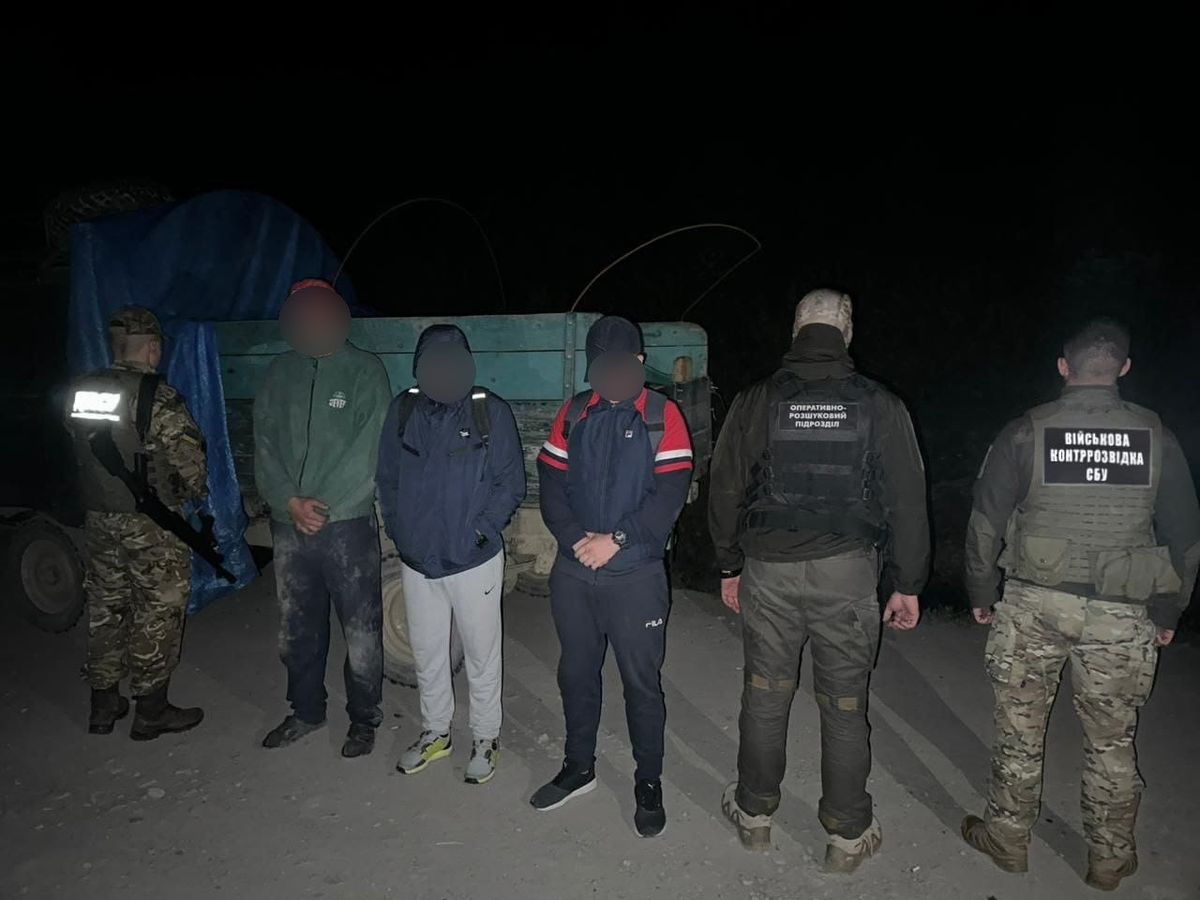 На Буковині двоє ухилянтів намагалися перетнути кордон під ящиками в кузові вантажівки