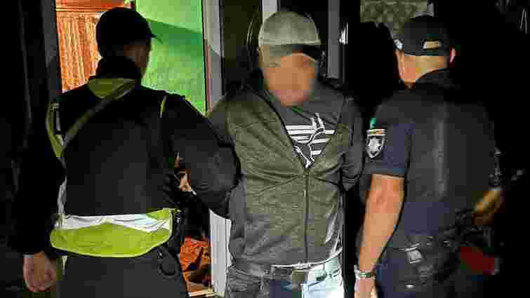На Закарпатті підозрюваний у грабежі напав з ножем на поліцейських