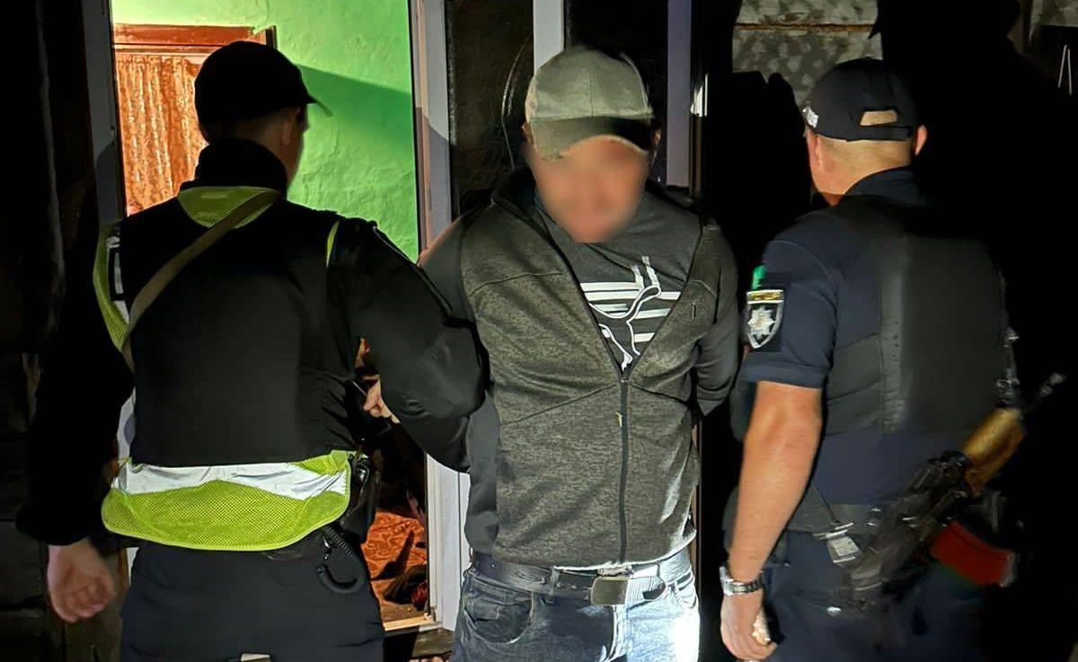 На Закарпатті підозрюваний у грабежі напав з ножем на поліцейських