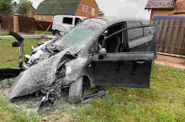 21-річний водій з Волині під час обгону врізався у паркан і розбив три авто