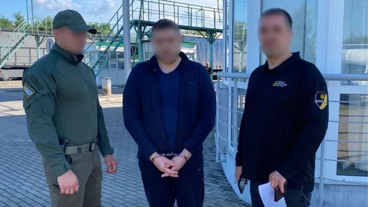 В Україну повернули підозрюваного у розкраданні 5 млн грн на закупівлях ПЛР-тестів