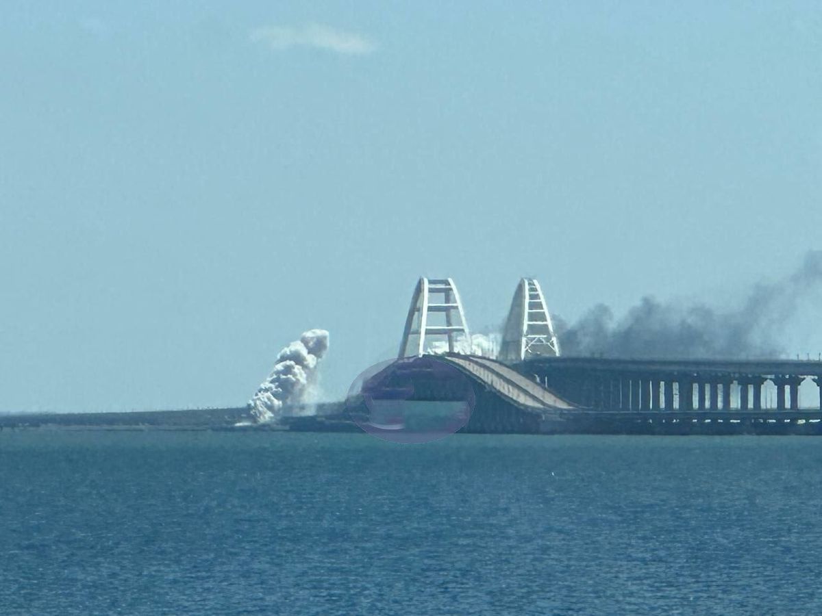 В районі Кримського мосту прогриміли вибухи