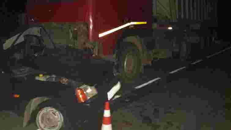 На Львівщині 18-річний водій легковика влетів у вантажівку та потрапив у реанімацію