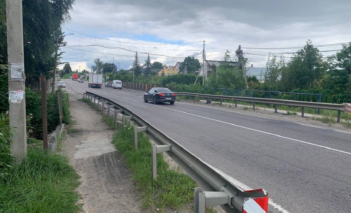 Автобусні маршрути змінять рух через ремонт моста в передмісті Львова