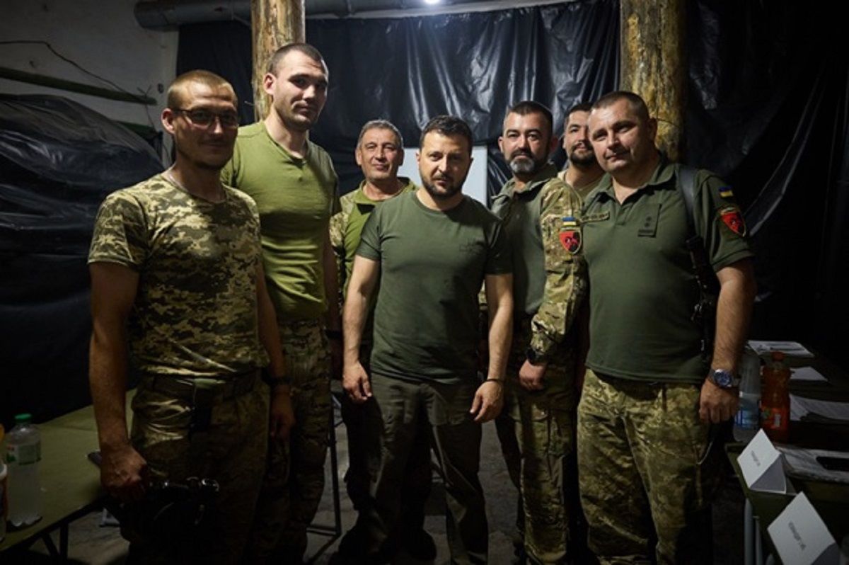 Володимир Зеленський відвідав бригади, які ведуть наступальні дії в межах ОТУ «Соледар»