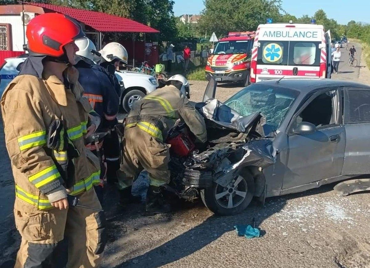 Потяг «Чернівці — Львів» протаранив автомобіль з водійкою на регульованому переїзді