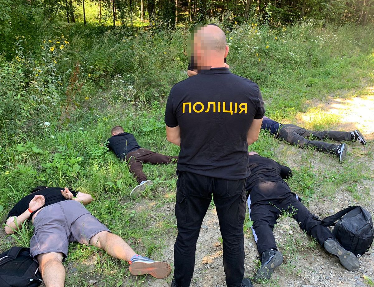 На Буковині правоохоронець з п'ятьма спільниками організували незаконний канал міграції