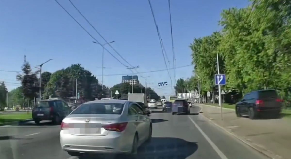 Поліція оштрафувала львів’янина за їзду по тротуару, побачивши відео у соцмережах