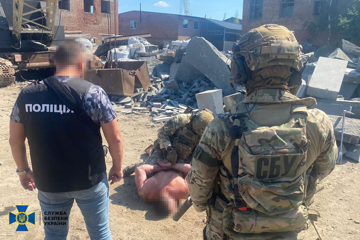 СБУ затримала банду, яка вимагала у бійця ЗСУ неіснуючий борг